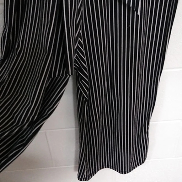 CHARLOTTE RUSSE WIDE LEG CROP, STRETCHY, SCOOPNECK, SLEEVLESS JUMPSUIT - Picture 2 of 7